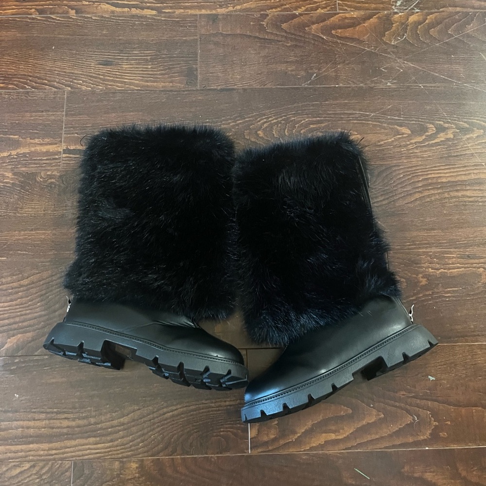 Black Boots with Fluffy Fur and Rugged Sole